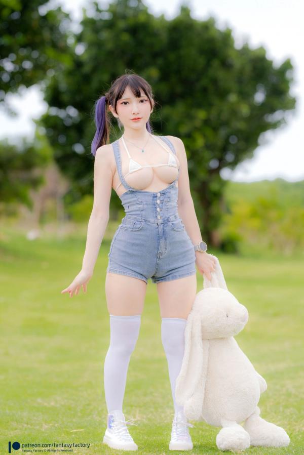    Fantasy-Factory 小丁Ding 元气牛仔背带短裤私房写真，童颜巨乳清新户外甜美诱惑-2022.10第1张图片