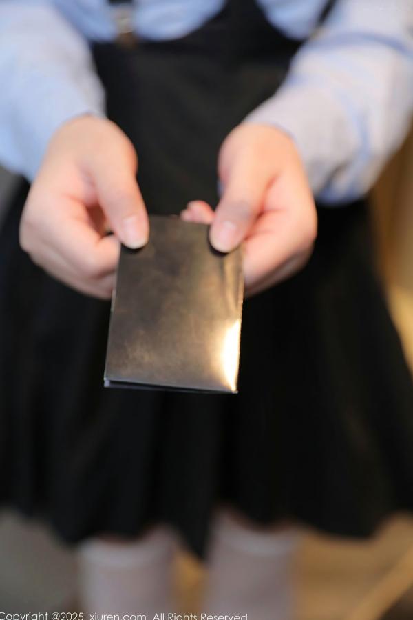    XiuRen秀人网-9819-爱酱里-蓝衬衫黑色百褶裙白丝萝莉少女爆乳-2025.01.25第4张图片