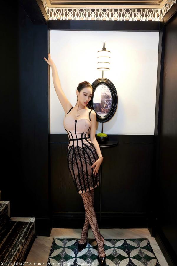    XiuRen秀人网9809期 lingyu69私房写真：淡粉蕾丝连衣短裙与极致性感黑色渔网诱惑，撩人眼罩装束尽显妩媚御姐身材（2025.01.24）第41张图片
