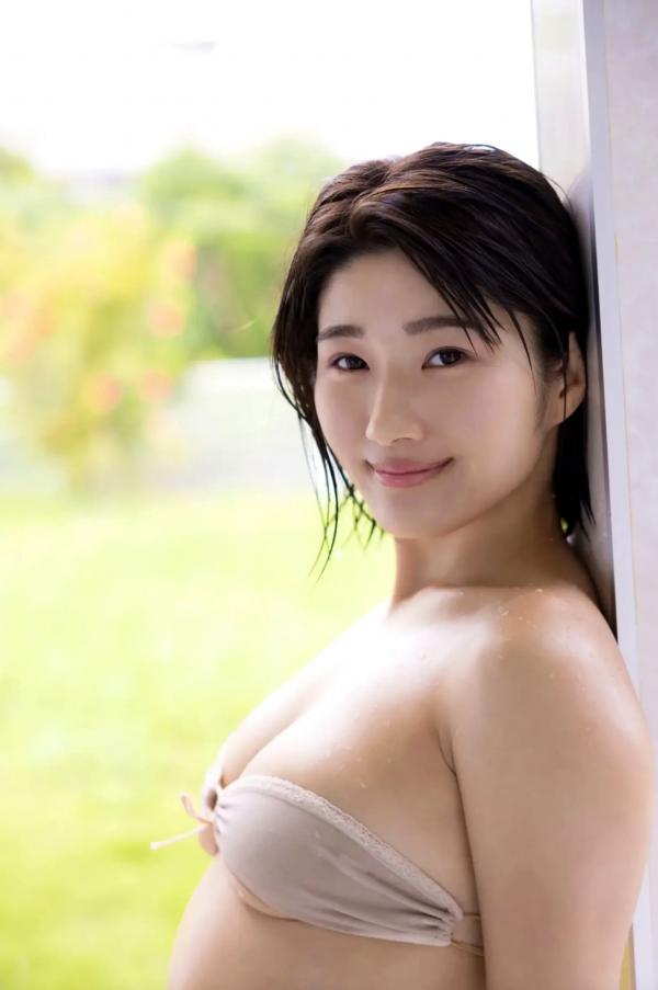    2023超大型新人浅海ゆづき写真集：清纯花环造型与私房泳池美臀诱惑，未公开限定放送！第9张图片