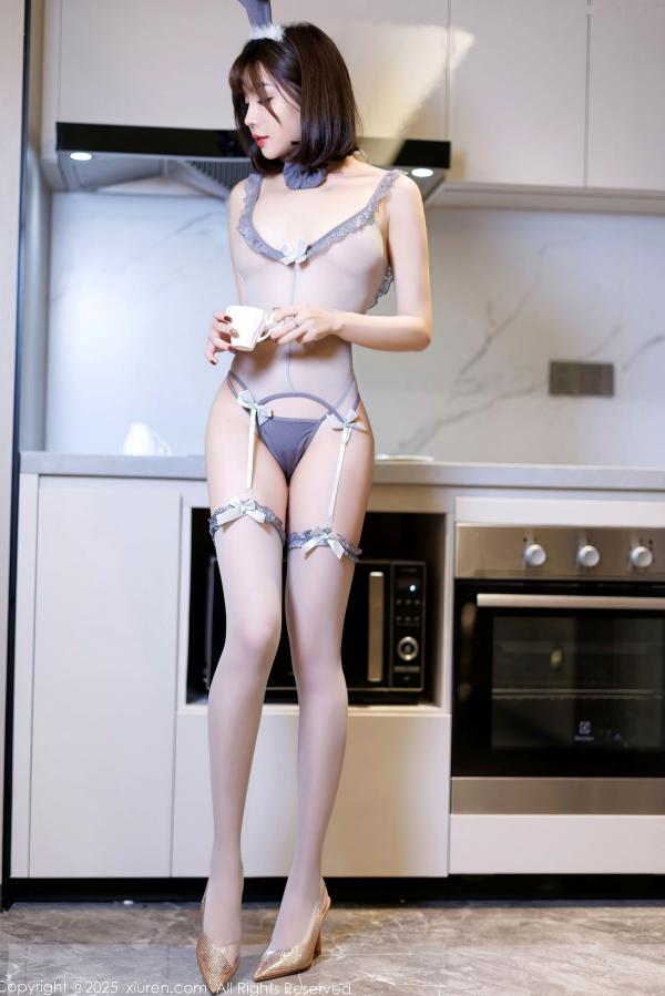 徐莉芝Booty 陈芝  XiuRen秀人网9805-徐莉芝兔女郎迷人写真，灰色轻透蕾丝内衣，极品身材与浴室居家场景展现极致魅惑第42张图片