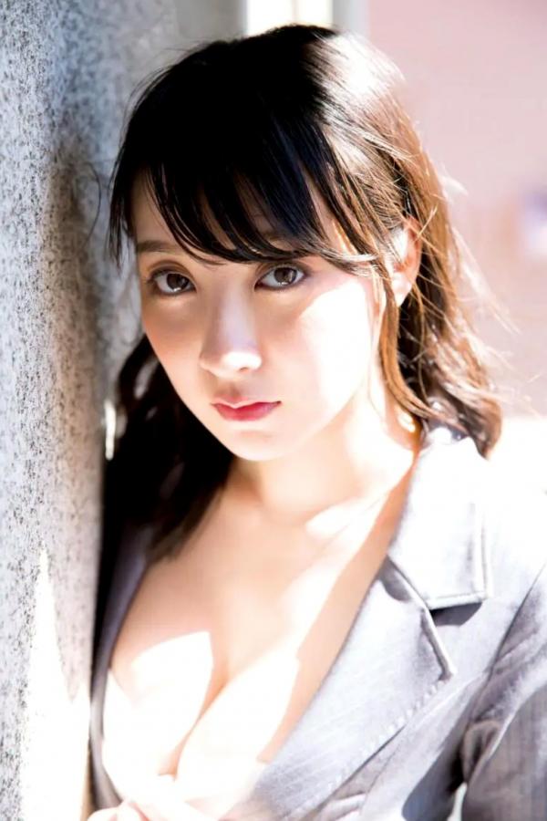    Shiori Konno 紺野栞 - Together with Shiori 栞と一緒：制服诱惑与职场写真的极致魅力，童颜巨乳的撩人瞬间第14张图片