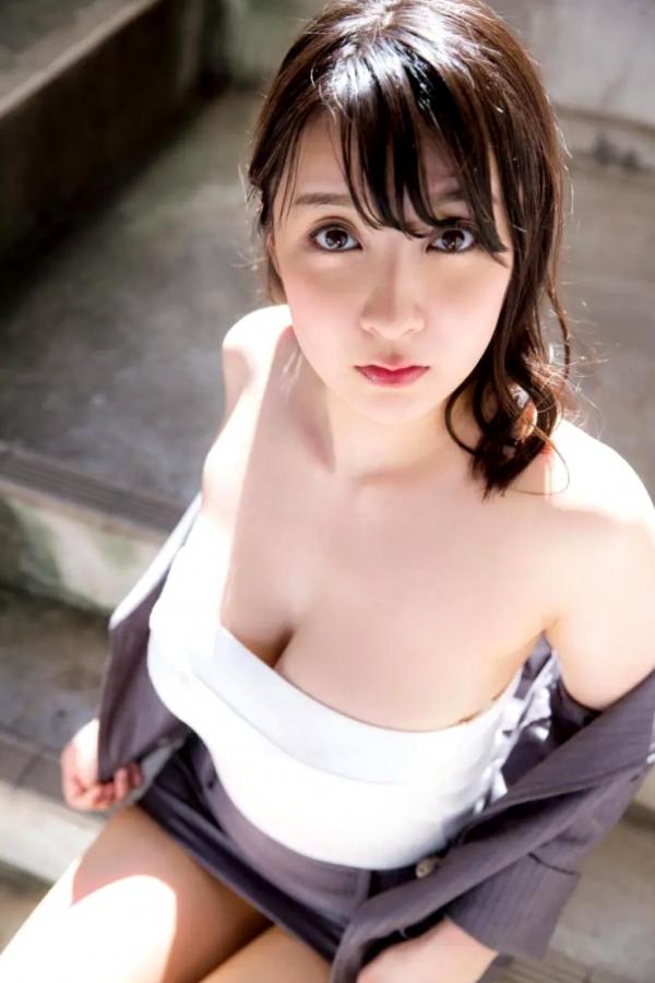    Shiori Konno 紺野栞 - Together with Shiori 栞と一緒：制服诱惑与职场写真的极致魅力，童颜巨乳的撩人瞬间第15张图片