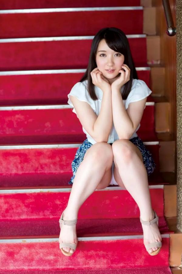    Shiori Konno 紺野栞 - Together with Shiori 栞と一緒：制服诱惑与职场写真的极致魅力，童颜巨乳的撩人瞬间第41张图片