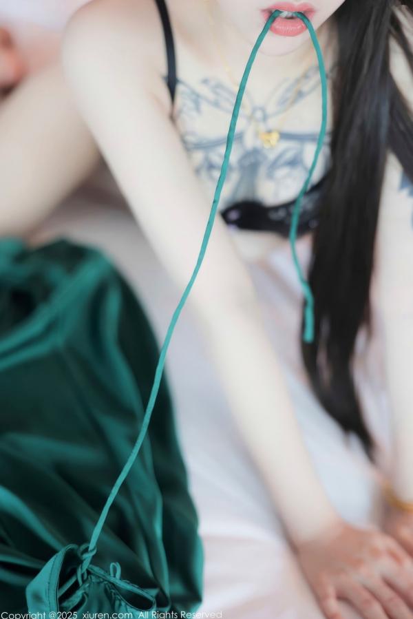    XiuRen秀人网-9803-奶瓶-精致纹身少女私房写真，性感黑色蕾丝内衣诱惑，展现极致冷艳气质第48张图片
