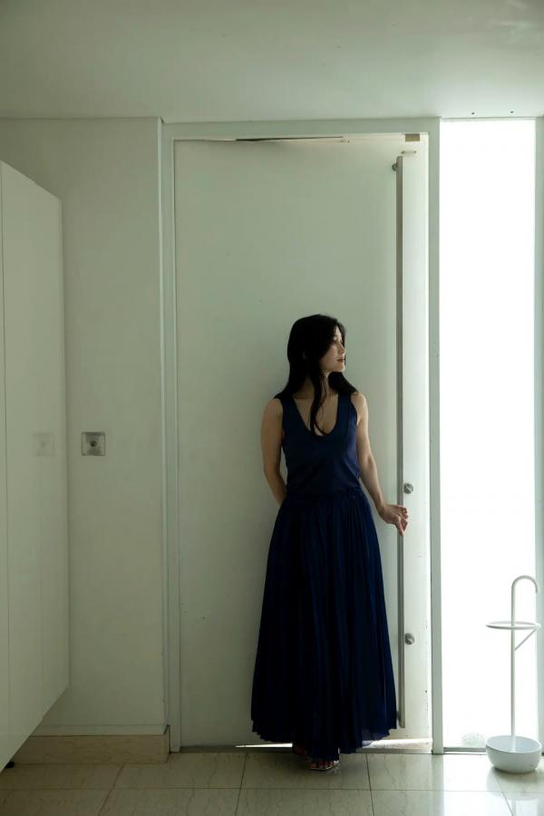    Rin Takahashi 高橋凛 - Ideal body 理想ノカラダ，室内私房居家写真，性感曲线蓝裙红内衣尽显诱惑第2张图片