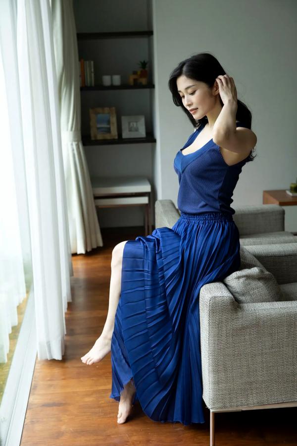    Rin Takahashi 高橋凛 - Ideal body 理想ノカラダ，室内私房居家写真，性感曲线蓝裙红内衣尽显诱惑第4张图片