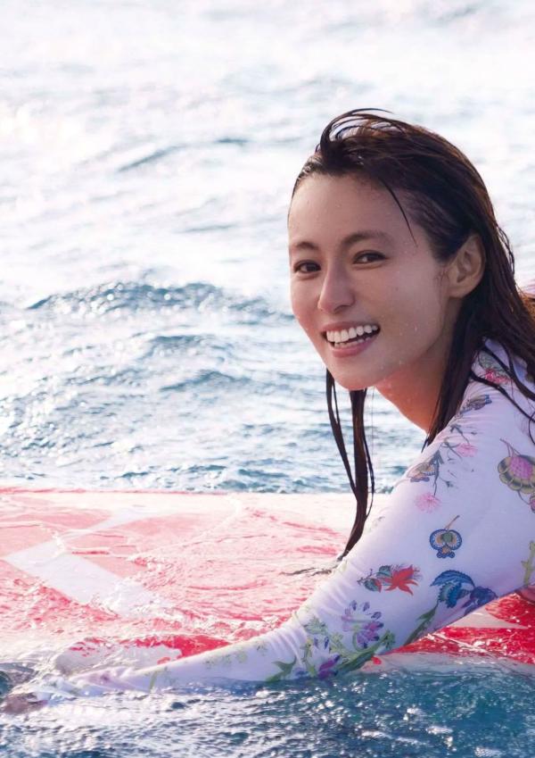    Kyoko Fukada 深田恭子 - Brand new me 极致写真，演绎黑白时尚与唯美居家风，优越身材尽显女神魅力第66张图片