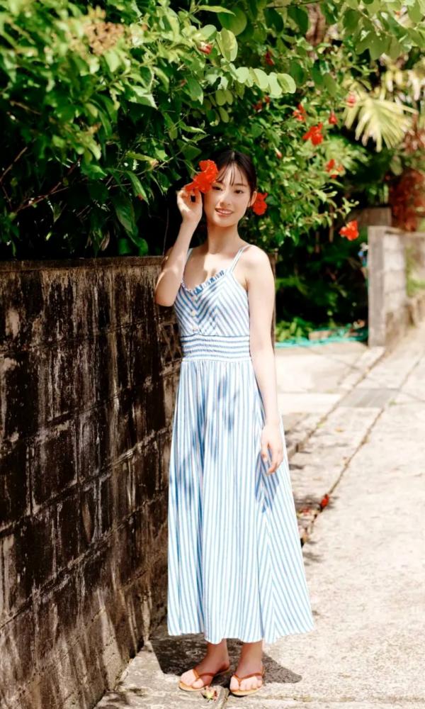    Ayaka Imoto 井本彩花「ヒロインは凛として美しい17歳。」清纯比基尼少女海边写真，精致五官尽显氧气活力，带来治愈系美感的夏日视觉盛宴。第7张图片