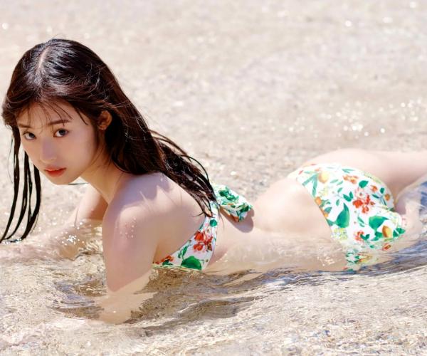    Ayaka Imoto 井本彩花「ヒロインは凛として美しい17歳。」清纯比基尼少女海边写真，精致五官尽显氧气活力，带来治愈系美感的夏日视觉盛宴。第16张图片