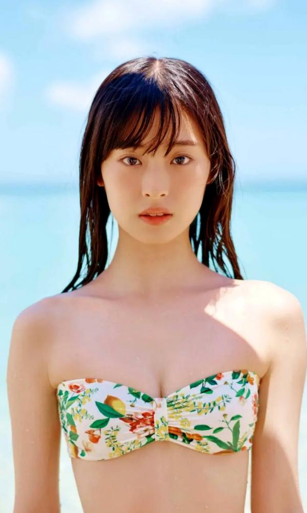    Ayaka Imoto 井本彩花「ヒロインは凛として美しい17歳。」清纯比基尼少女海边写真，精致五官尽显氧气活力，带来治愈系美感的夏日视觉盛宴。第17张图片
