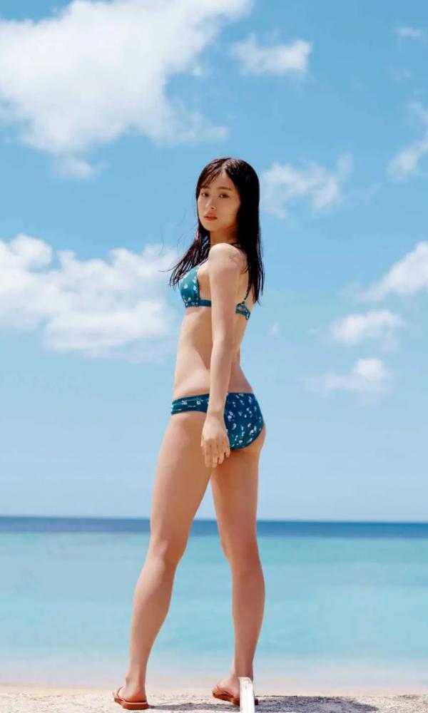    Ayaka Imoto 井本彩花「ヒロインは凛として美しい17歳。」清纯比基尼少女海边写真，精致五官尽显氧气活力，带来治愈系美感的夏日视觉盛宴。第45张图片