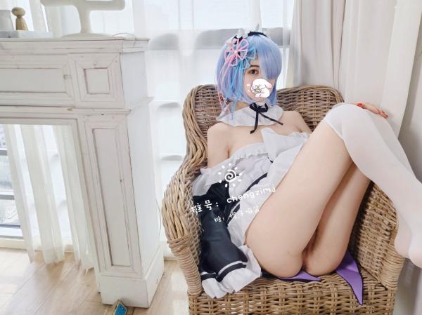   橙子喵酱-蕾姆cosplay私房大尺度，二次元女仆诱惑与白皙魅影第2张图片