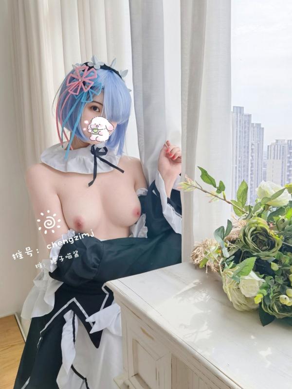   橙子喵酱-蕾姆cosplay私房大尺度，二次元女仆诱惑与白皙魅影第5张图片