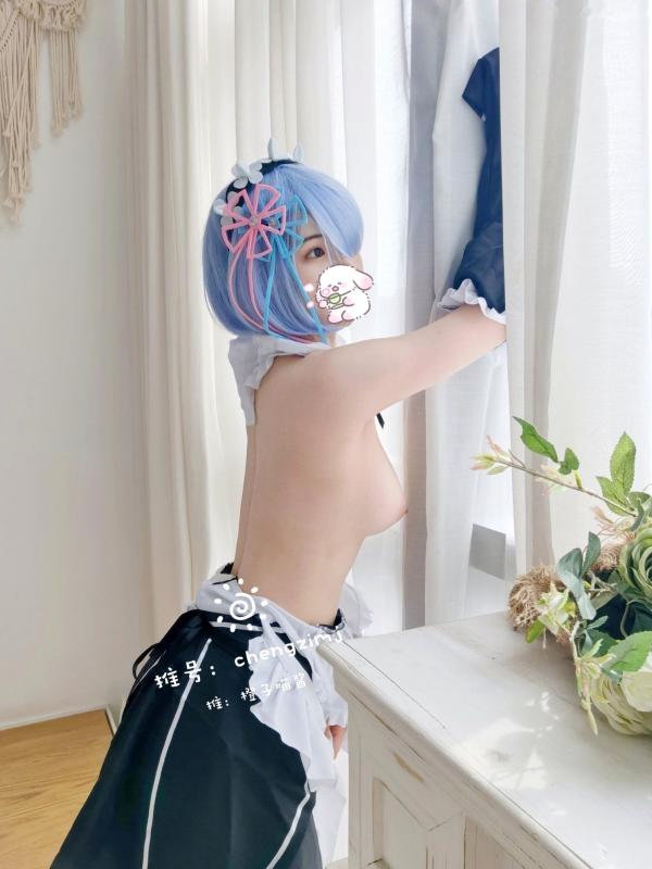    橙子喵酱-蕾姆cosplay私房大尺度，二次元女仆诱惑与白皙魅影第9张图片