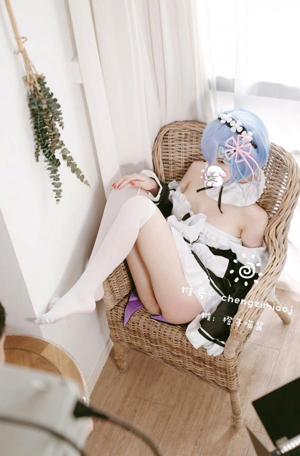    橙子喵酱-蕾姆cosplay私房大尺度，二次元女仆诱惑与白皙魅影第13张图片