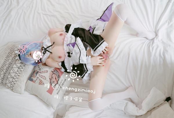    橙子喵酱-蕾姆cosplay私房大尺度，二次元女仆诱惑与白皙魅影第14张图片