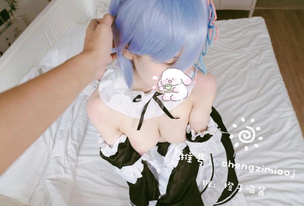    橙子喵酱-蕾姆cosplay私房大尺度，二次元女仆诱惑与白皙魅影第16张图片