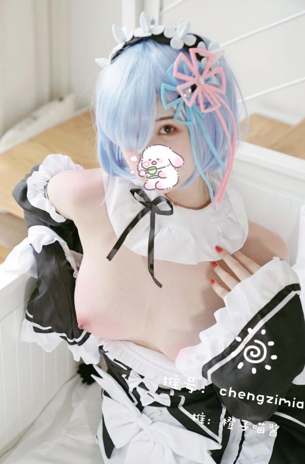    橙子喵酱-蕾姆cosplay私房大尺度，二次元女仆诱惑与白皙魅影第18张图片