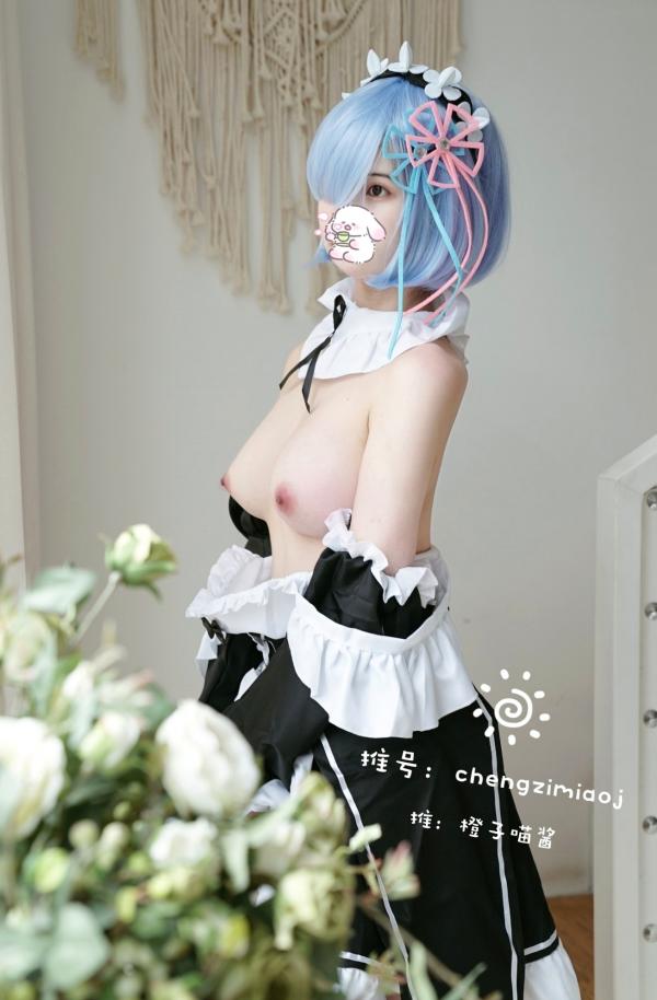    橙子喵酱-蕾姆cosplay私房大尺度，二次元女仆诱惑与白皙魅影第21张图片