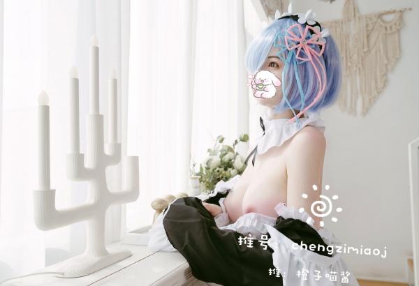    橙子喵酱-蕾姆cosplay私房大尺度，二次元女仆诱惑与白皙魅影第25张图片