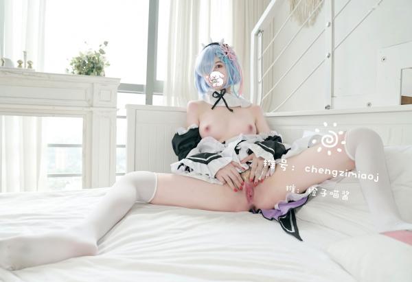    橙子喵酱-蕾姆cosplay私房大尺度，二次元女仆诱惑与白皙魅影第28张图片