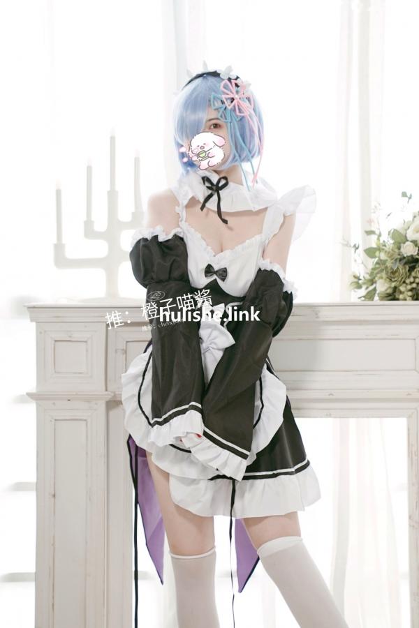    橙子喵酱-蕾姆cosplay私房大尺度，二次元女仆诱惑与白皙魅影第30张图片