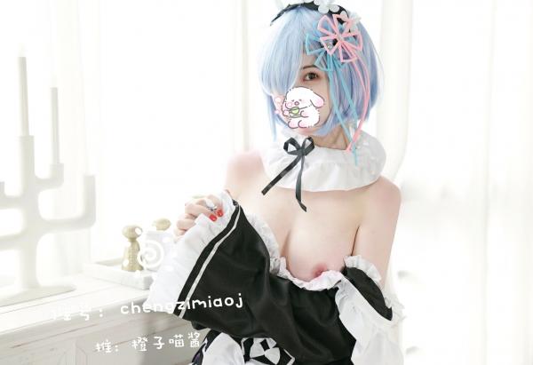    橙子喵酱-蕾姆cosplay私房大尺度，二次元女仆诱惑与白皙魅影第31张图片