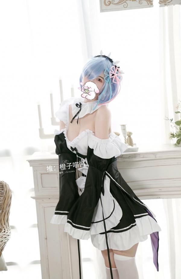    橙子喵酱-蕾姆cosplay私房大尺度，二次元女仆诱惑与白皙魅影第33张图片