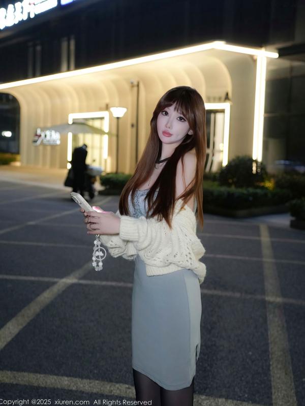    秀人网9765李金金私房大尺度写真，灰色蕾丝裙与性感黑丝诱惑，酒店套房展现撩人曲线美，冷艳女神写真第7张图片