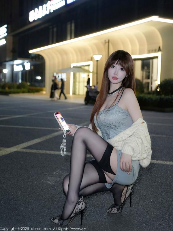    秀人网9765李金金私房大尺度写真，灰色蕾丝裙与性感黑丝诱惑，酒店套房展现撩人曲线美，冷艳女神写真第8张图片