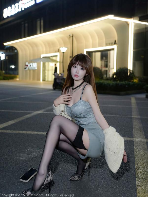    秀人网9765李金金私房大尺度写真，灰色蕾丝裙与性感黑丝诱惑，酒店套房展现撩人曲线美，冷艳女神写真第10张图片