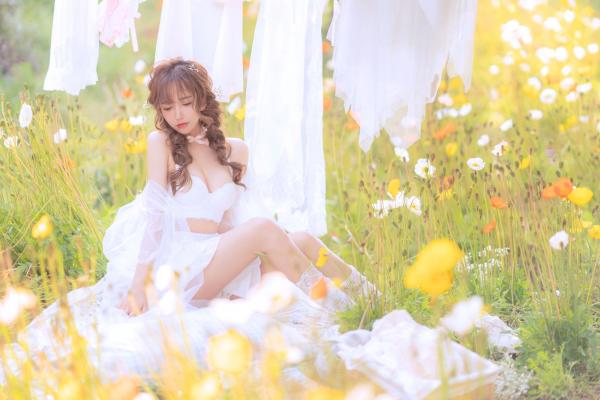 过期米线线喵   过期米线线喵-084-夏日限定-晒衣服：花海中的灵动仙女，纯白蕾丝私房写真，极致身材尽显清纯诱惑与日系唯美感第1张图片