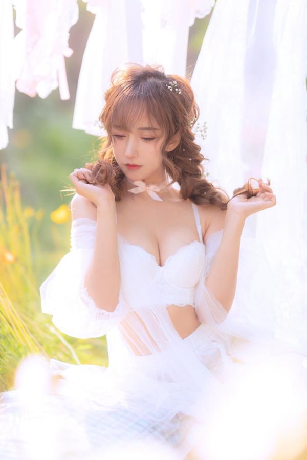 过期米线线喵   过期米线线喵-084-夏日限定-晒衣服：花海中的灵动仙女，纯白蕾丝私房写真，极致身材尽显清纯诱惑与日系唯美感第2张图片