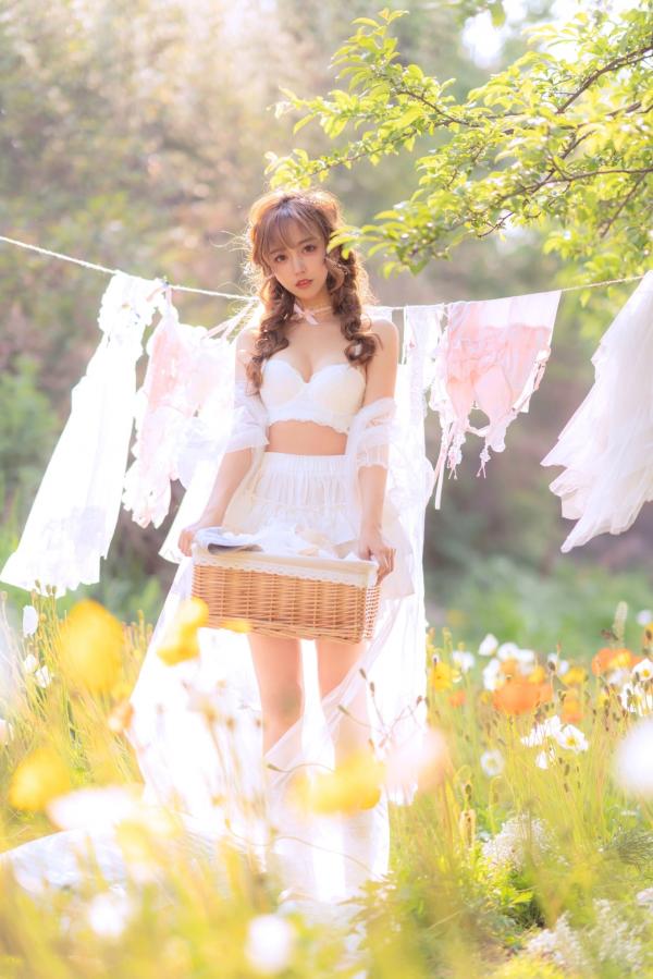 过期米线线喵   过期米线线喵-084-夏日限定-晒衣服：花海中的灵动仙女，纯白蕾丝私房写真，极致身材尽显清纯诱惑与日系唯美感第4张图片