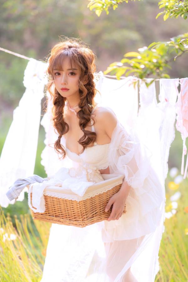 过期米线线喵   过期米线线喵-084-夏日限定-晒衣服：花海中的灵动仙女，纯白蕾丝私房写真，极致身材尽显清纯诱惑与日系唯美感第5张图片