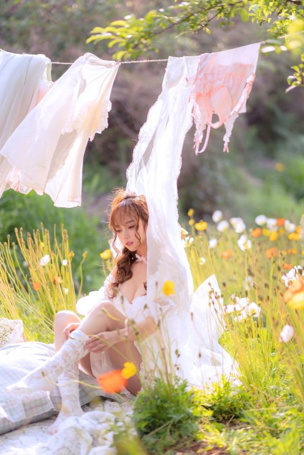 过期米线线喵   过期米线线喵-084-夏日限定-晒衣服：花海中的灵动仙女，纯白蕾丝私房写真，极致身材尽显清纯诱惑与日系唯美感第6张图片