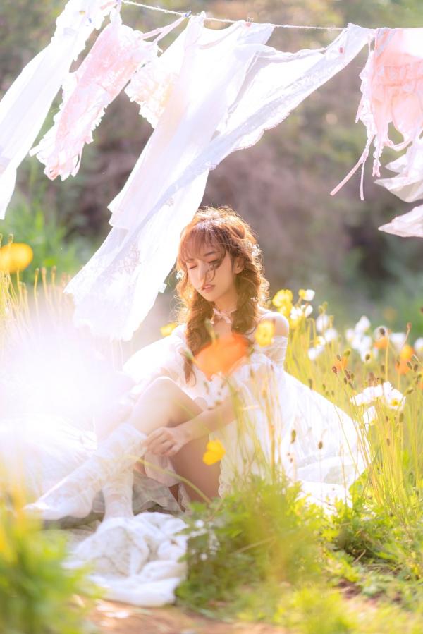 过期米线线喵   过期米线线喵-084-夏日限定-晒衣服：花海中的灵动仙女，纯白蕾丝私房写真，极致身材尽显清纯诱惑与日系唯美感第7张图片
