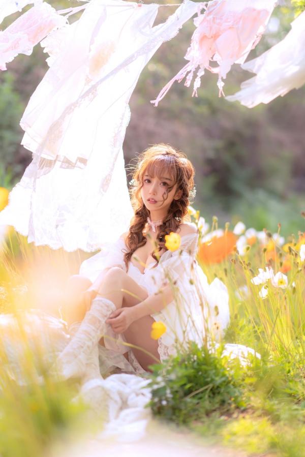 过期米线线喵   过期米线线喵-084-夏日限定-晒衣服：花海中的灵动仙女，纯白蕾丝私房写真，极致身材尽显清纯诱惑与日系唯美感第8张图片