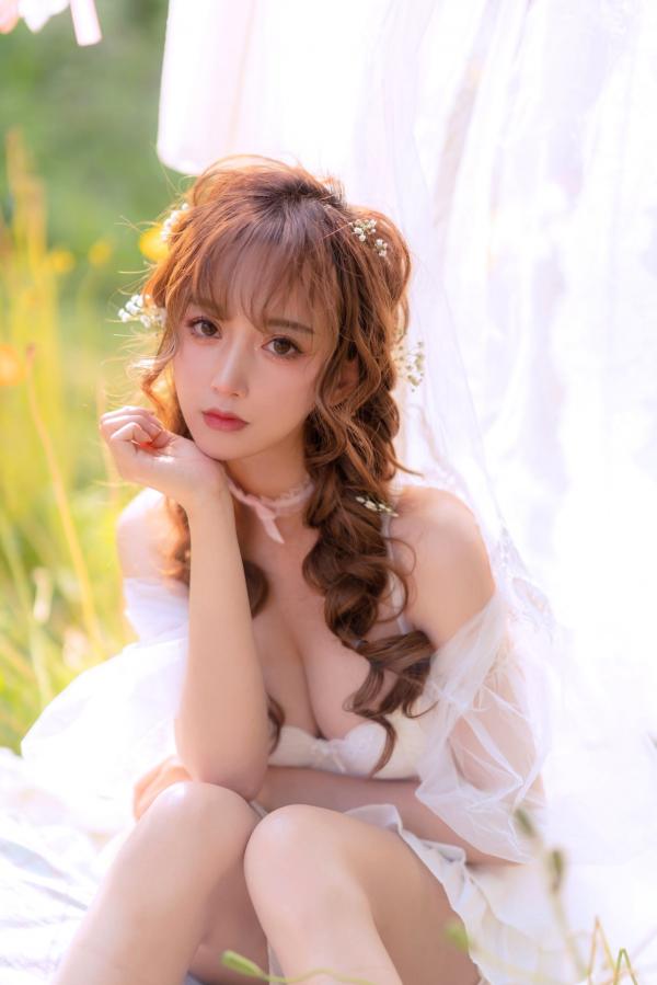 过期米线线喵   过期米线线喵-084-夏日限定-晒衣服：花海中的灵动仙女，纯白蕾丝私房写真，极致身材尽显清纯诱惑与日系唯美感第9张图片