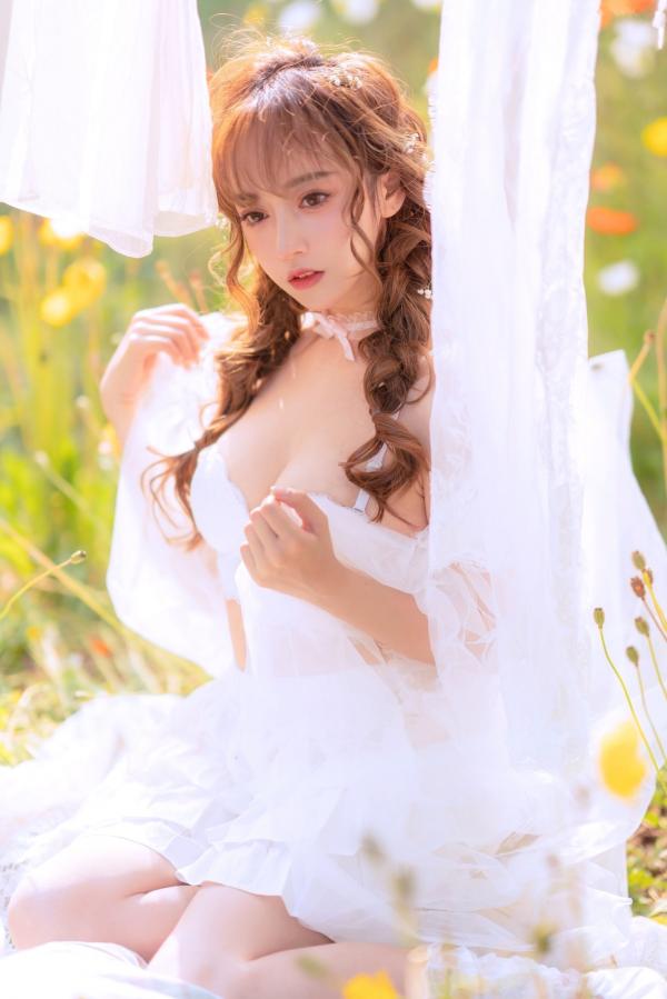 过期米线线喵   过期米线线喵-084-夏日限定-晒衣服：花海中的灵动仙女，纯白蕾丝私房写真，极致身材尽显清纯诱惑与日系唯美感第10张图片