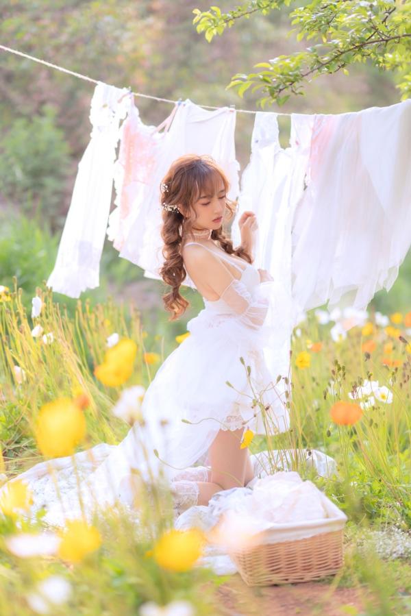 过期米线线喵   过期米线线喵-084-夏日限定-晒衣服：花海中的灵动仙女，纯白蕾丝私房写真，极致身材尽显清纯诱惑与日系唯美感第12张图片