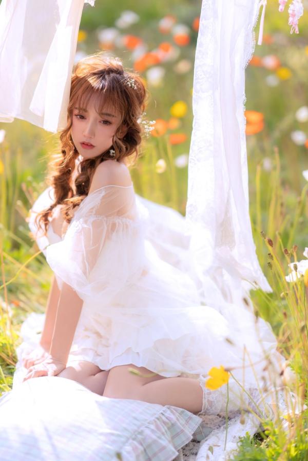 过期米线线喵   过期米线线喵-084-夏日限定-晒衣服：花海中的灵动仙女，纯白蕾丝私房写真，极致身材尽显清纯诱惑与日系唯美感第13张图片