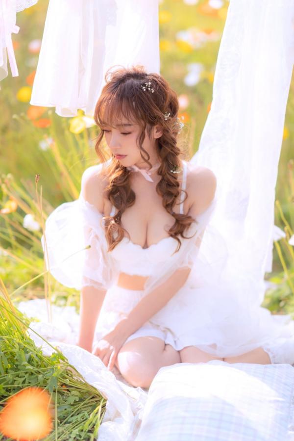 过期米线线喵   过期米线线喵-084-夏日限定-晒衣服：花海中的灵动仙女，纯白蕾丝私房写真，极致身材尽显清纯诱惑与日系唯美感第14张图片