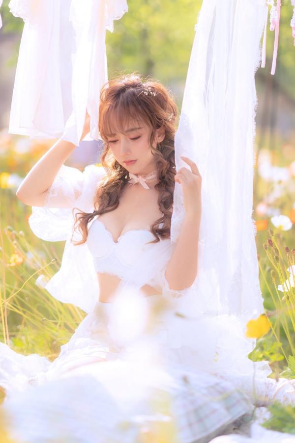 过期米线线喵   过期米线线喵-084-夏日限定-晒衣服：花海中的灵动仙女，纯白蕾丝私房写真，极致身材尽显清纯诱惑与日系唯美感第15张图片