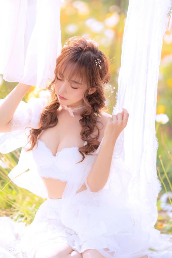 过期米线线喵   过期米线线喵-084-夏日限定-晒衣服：花海中的灵动仙女，纯白蕾丝私房写真，极致身材尽显清纯诱惑与日系唯美感第16张图片