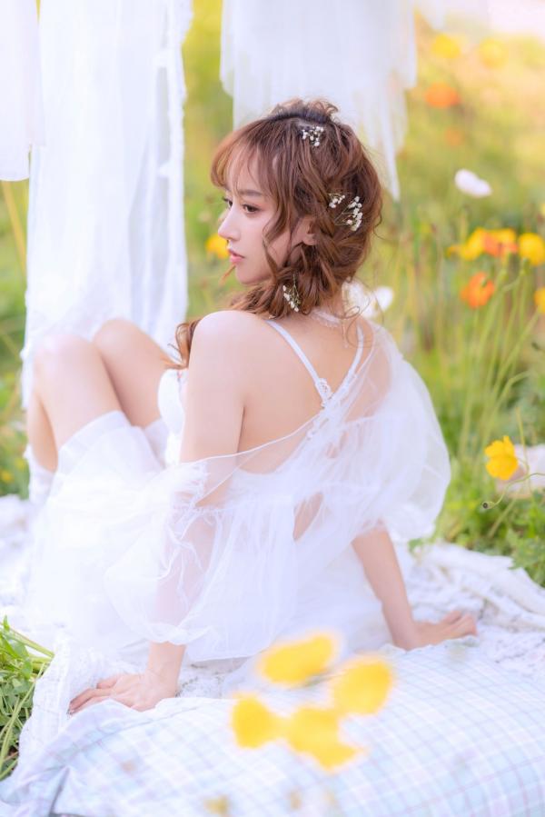 过期米线线喵   过期米线线喵-084-夏日限定-晒衣服：花海中的灵动仙女，纯白蕾丝私房写真，极致身材尽显清纯诱惑与日系唯美感第17张图片