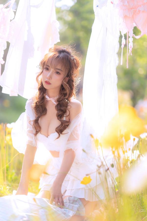 过期米线线喵   过期米线线喵-084-夏日限定-晒衣服：花海中的灵动仙女，纯白蕾丝私房写真，极致身材尽显清纯诱惑与日系唯美感第18张图片