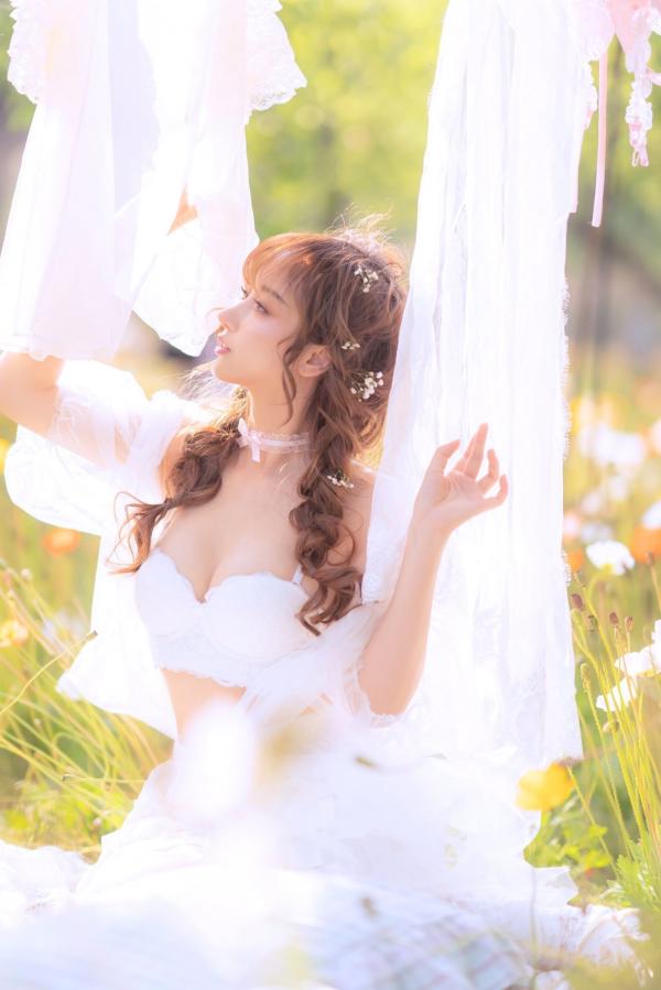 过期米线线喵   过期米线线喵-084-夏日限定-晒衣服：花海中的灵动仙女，纯白蕾丝私房写真，极致身材尽显清纯诱惑与日系唯美感第19张图片