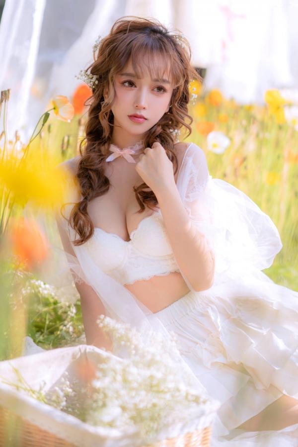 过期米线线喵   过期米线线喵-084-夏日限定-晒衣服：花海中的灵动仙女，纯白蕾丝私房写真，极致身材尽显清纯诱惑与日系唯美感第20张图片